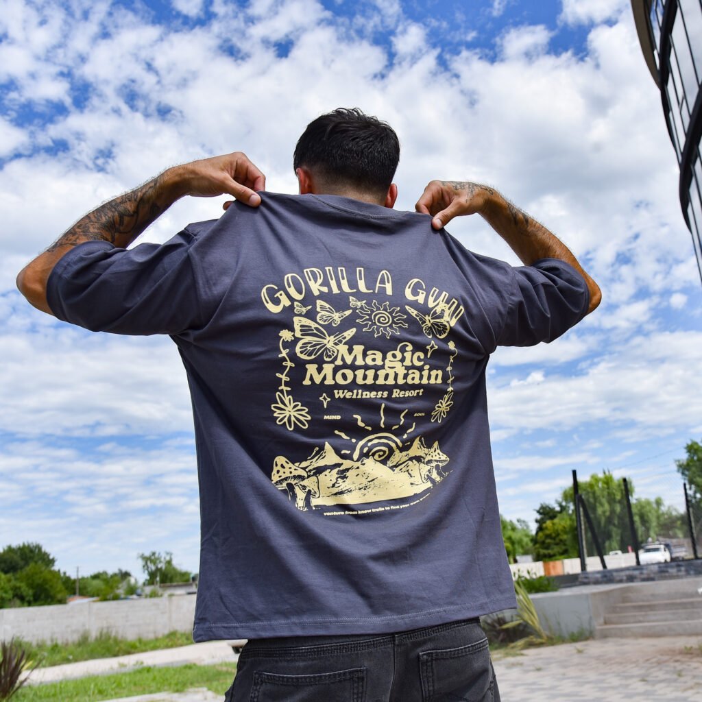 Remera oversize color gris diseño mountain